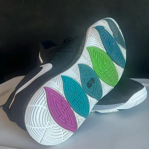 Nike Basketball Shoes, Kyrie 5 (GS), Black Magic, Size 7Y