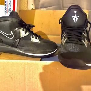 Nike Black and White Athletic Shoes with Padded Ankle Support