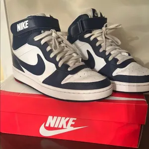 Nike Borough mid court shoes. Size 7Y