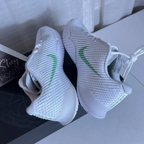 Nike Court Air Zoom Vapor 11 Women Size 8 White Kelly Green Tennis Shoes