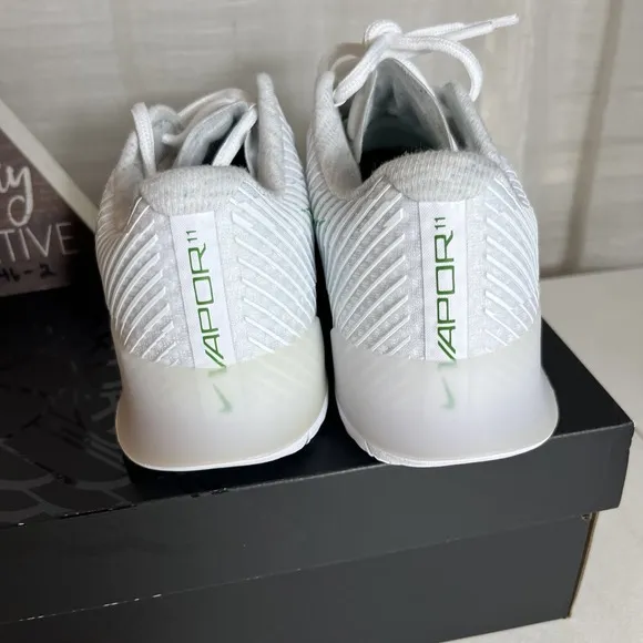 Nike Court Air Zoom Vapor 11 Women Size 8 White Kelly Green Tennis Shoes
