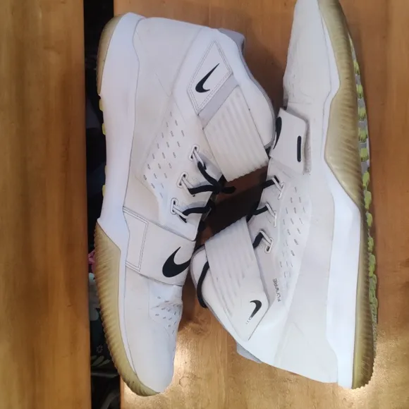 Nike Force Savage Turf Mid Pro Football Shoes Size 18.  AQ8130-100 White