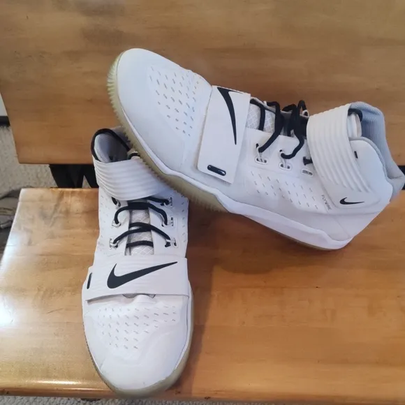 Nike Force Savage Turf Mid Pro Football Shoes Size 18.  AQ8130-100 White