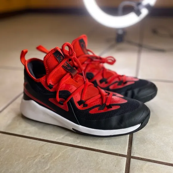 Nike Future Court 2 Basketball Shoes Black REd BQ5628-002 Youth Kids size 6.5Y