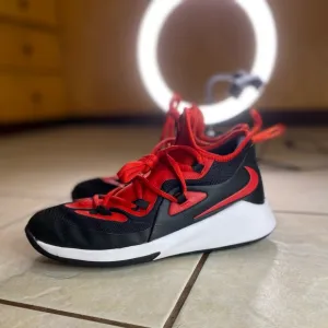 Nike Future Court 2 Basketball Shoes Black REd BQ5628-002 Youth Kids size 6.5Y