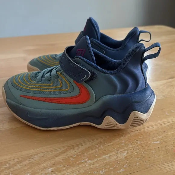 Nike Giannis Immortality boy’s basketball shoes