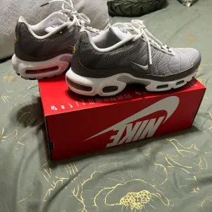 Nike Gray and White Athletic Shoes for Performance