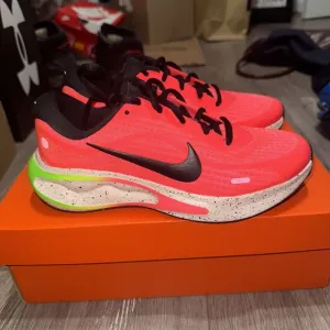 Nike Journey Run Hot Punch women’s Size 7 HJ7352-674 NWT