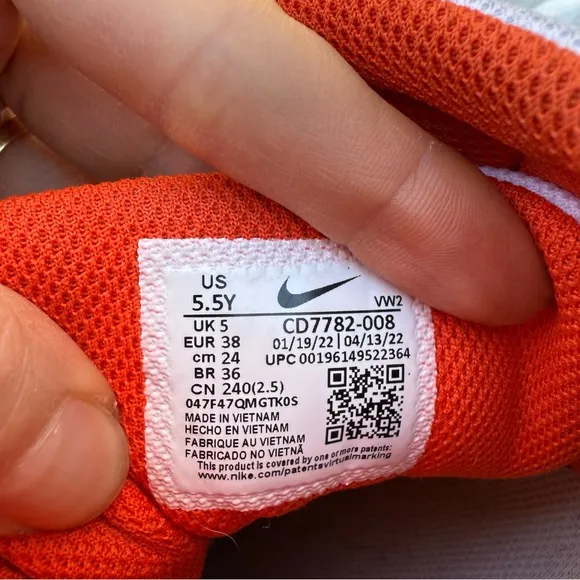 Nike Kids' Grade School Court Borough Mid 2 Shoes (GS) Size 5.5 Y
