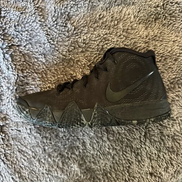 NIKE Kyrie 4 Blackouts Kids Basketball Shoes