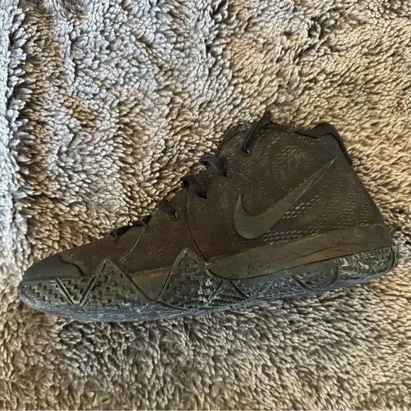 NIKE Kyrie 4 Blackouts Kids Basketball Shoes