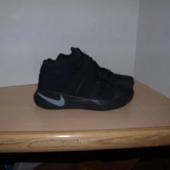 NIKE Kyrie Iriving 2 Triple Black Playoff JBY Basketball Shoes Size 11