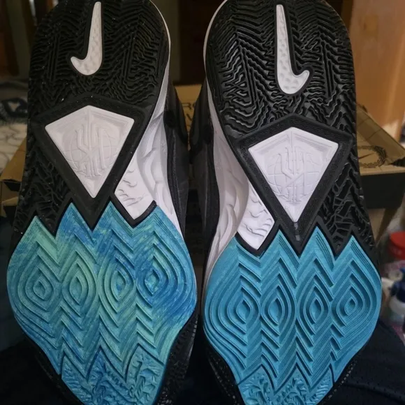 Nike Kyrie Irving 8 Black and White Men's Shoes Size 12.5