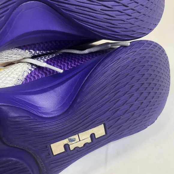 Nike LeBron Witness IV Basketball Shoes Purple Gold Mens Size 9.5