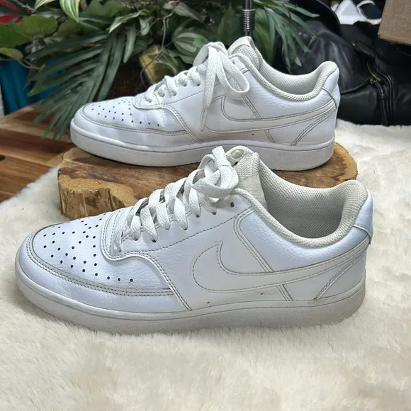 Nike low vision court shoes women’s 8.5‎