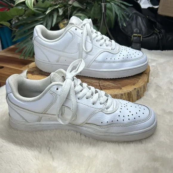 Nike low vision court shoes women’s 8.5‎