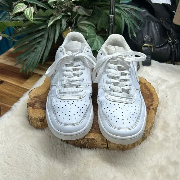 Nike low vision court shoes women’s 8.5‎