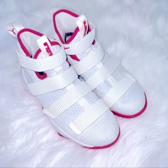 Nike Soldiers Basketball shoes. Pink/white. Size 4. Unisex.