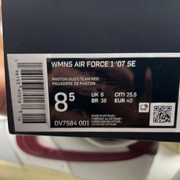 Nike Women's Air Force 1 '07 SE Shoes / women’s 8.5-New with box