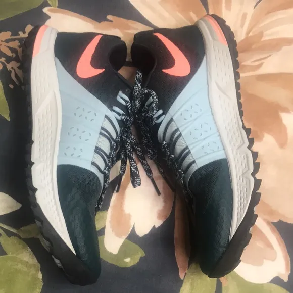 Nike Women’s Zoom Wildhorse Trail Running Shows