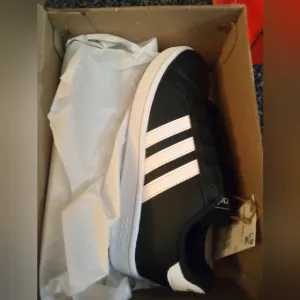 NWT Adidas grand court k shoes