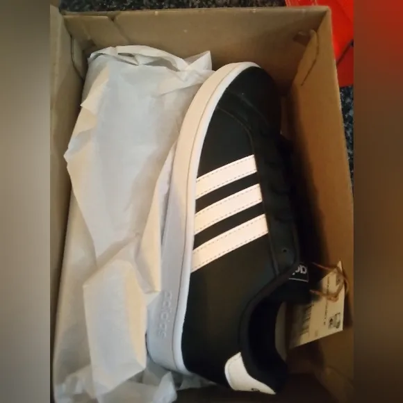 NWT Adidas grand court k shoes