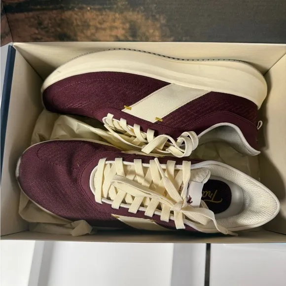 NWT Tracksmith Elite Runner Unisex running shoe in Wine &amp; Ivory size 9.5 W, 8 M