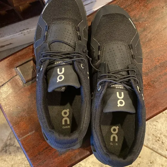 On Cloud 5 men's Trail Black Running Shoes 59.98905 - US Size 9.5