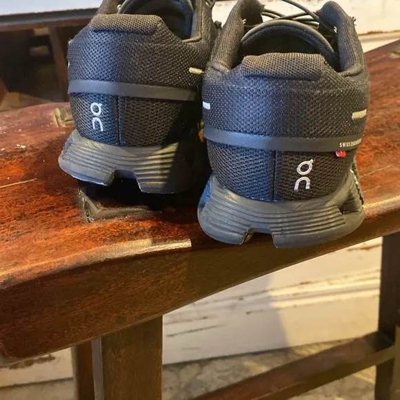On Cloud 5 men's Trail Black Running Shoes 59.98905 - US Size 9.5