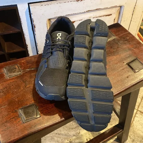 On Cloud 5 men's Trail Black Running Shoes 59.98905 - US Size 9.5