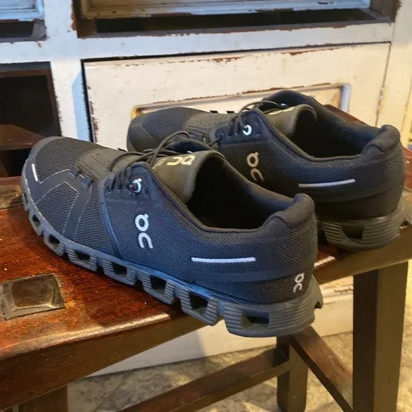 On Cloud 5 men's Trail Black Running Shoes 59.98905 - US Size 9.5