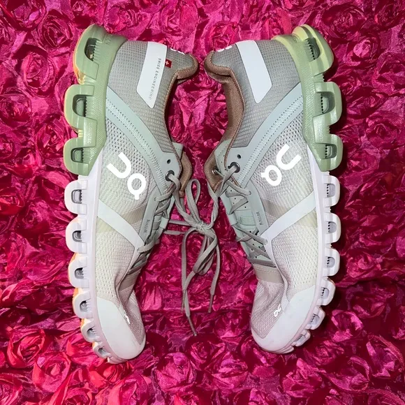 On Cloudflow Road-Running Shoes - Women's