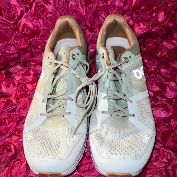 On Cloudflow Road-Running Shoes - Women's