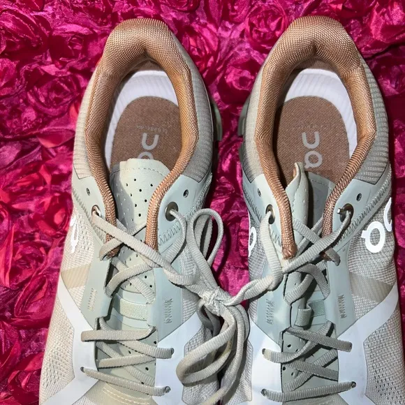 On Cloudflow Road-Running Shoes - Women's