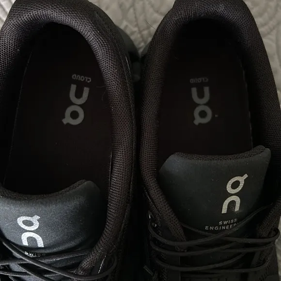 On Running Black Athletic Shoes with Cloud Pods