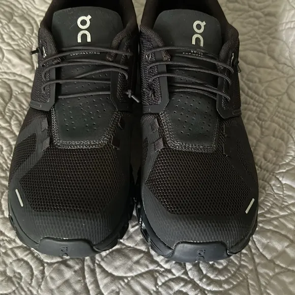 On Running Black Athletic Shoes with Cloud Pods