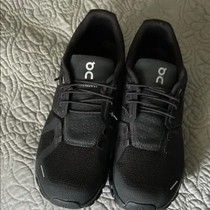 On Running Black Athletic Shoes with Cloud Pods