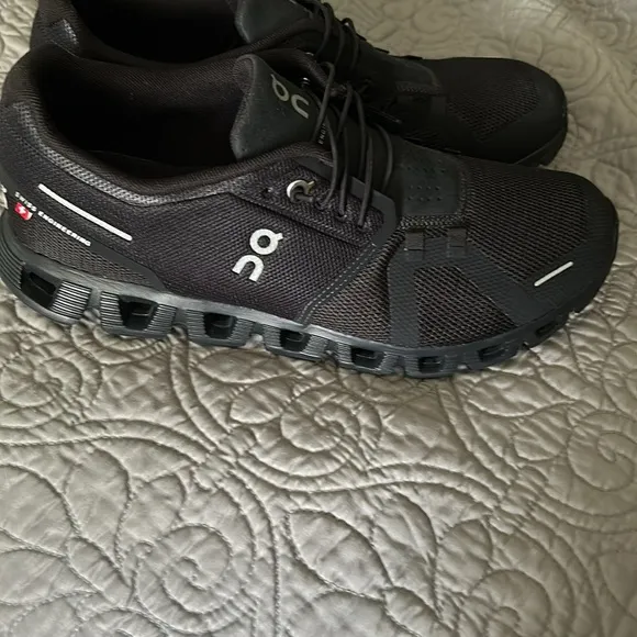 On Running Black Athletic Shoes with Cloud Pods