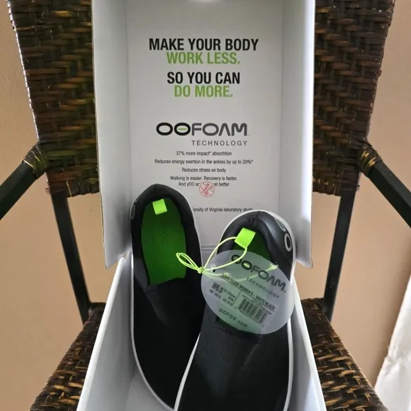 OOFOS Women's OOmg eeZee Low - White / Black - Sz 6.5 Women's - **NWT**