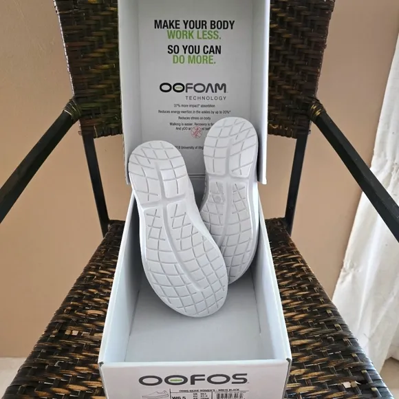OOFOS Women's OOmg eeZee Low - White / Black - Sz 6.5 Women's - **NWT**