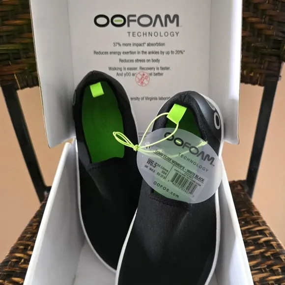 OOFOS Women's OOmg eeZee Low - White / Black - Sz 6.5 Women's - **NWT**