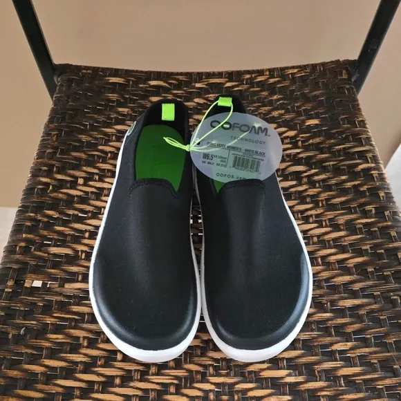 OOFOS Women's OOmg eeZee Low - White / Black - Sz 6.5 Women's - **NWT**