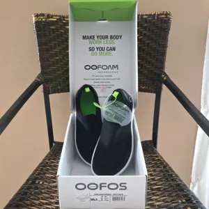 OOFOS Women's OOmg eeZee Low - White / Black - Sz 6.5 Women's - **NWT**