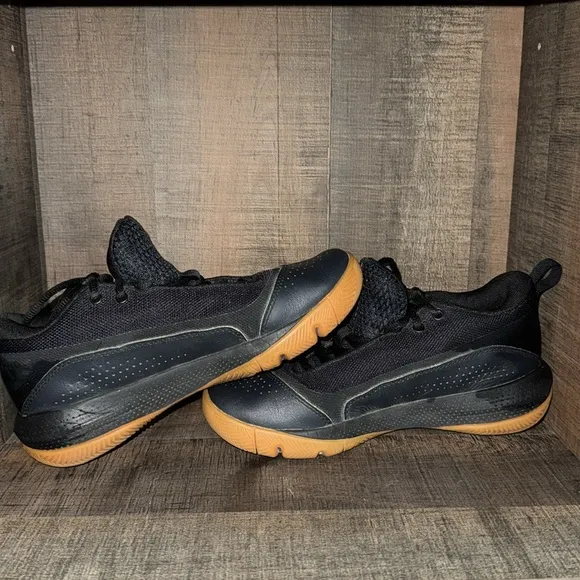 UNDER ARMOUR SC Sneakers- size 5.5 Y