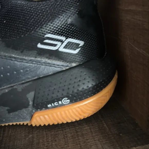 UNDER ARMOUR SC Sneakers- size 5.5 Y