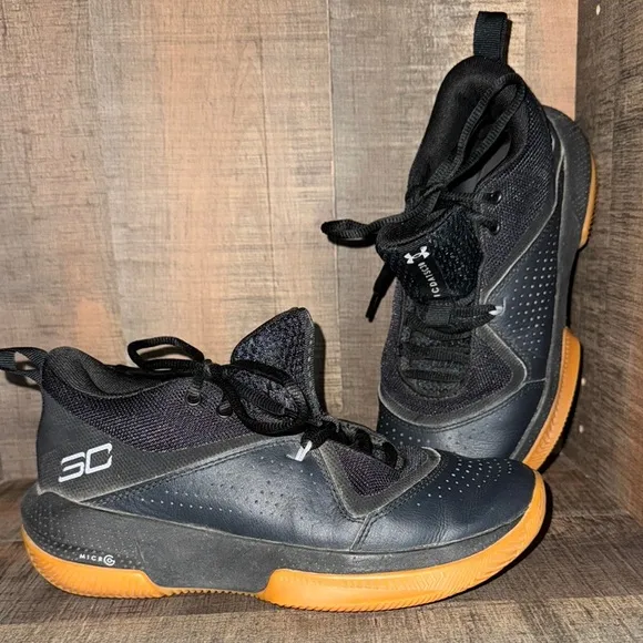 UNDER ARMOUR SC Sneakers- size 5.5 Y