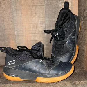 UNDER ARMOUR SC Sneakers- size 5.5 Y