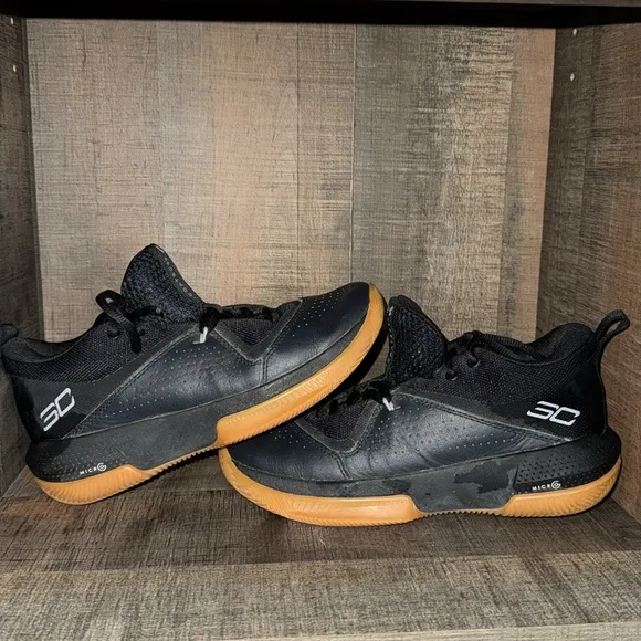 UNDER ARMOUR SC Sneakers- size 5.5 Y