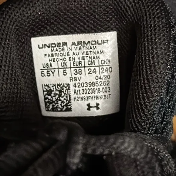 UNDER ARMOUR SC Sneakers- size 5.5 Y