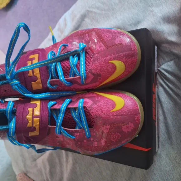Vintage Nike Zoom LeBron Soldier 7 VII “Bronny Nike Pink and Blue Athletic Shoes